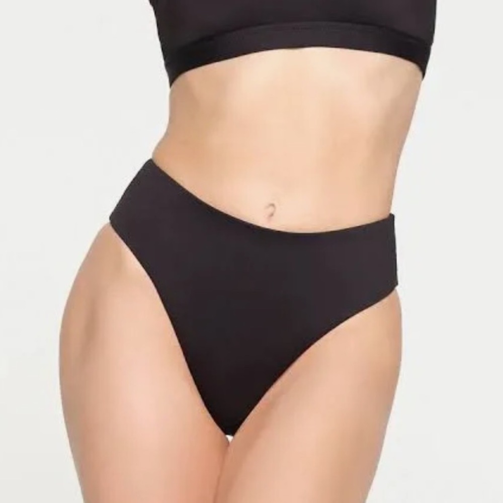 NEW! Skims mid waist bottom